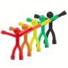 Un ensemble de aimants humanoïdes pour réfrigérateur de différentes couleurs et tailles.