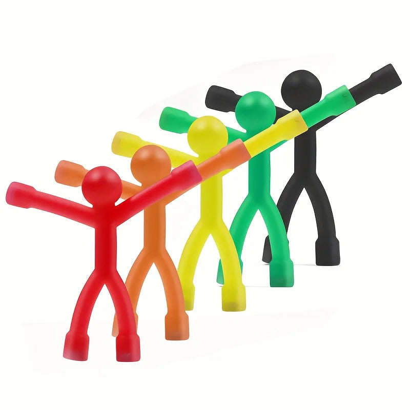 Un ensemble de aimants humanoïdes pour réfrigérateur de différentes couleurs et tailles.