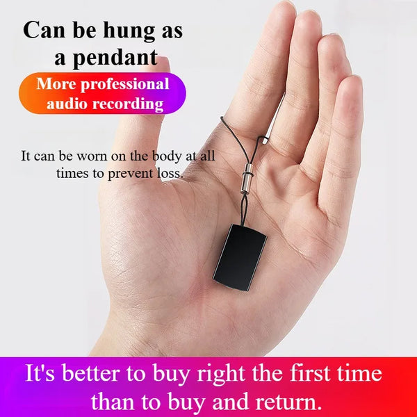 Eine Hand trägt ein kleines schwarzes magnetisches Sprachgerät als Anhänger an einem dünnen Band.