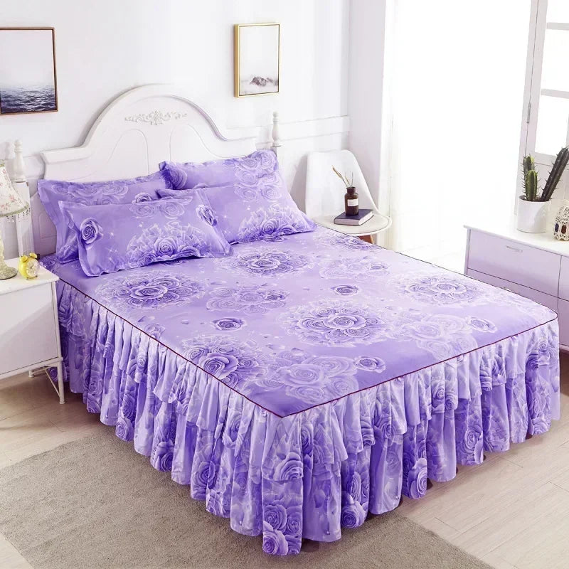 Robe de lit à double couche imprimée violette avec motif floral sur cadre de lit en bois blanc.
