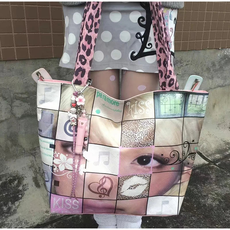 Ein Patchwork-Taschenbeutel mit Collage aus Gesichtern und Mustern, getragen von einer Person.