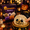 Un juguete antiestrés en forma de calabaza dorada exhibido en una caja rodeado de decoraciones de Halloween y hojas de otoño.