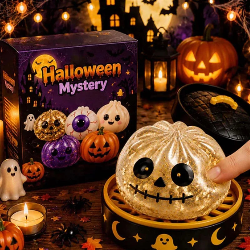 Un juguete antiestrés en forma de calabaza dorada exhibido en una caja rodeado de decoraciones de Halloween y hojas de otoño.