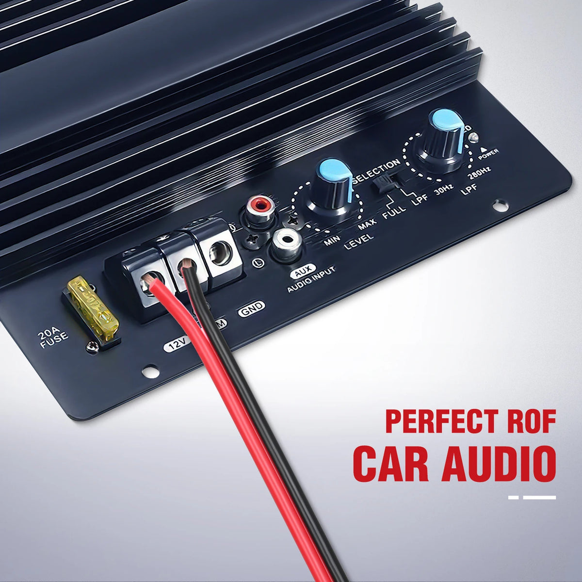 Dunkles elektronisches Modul mit Bedienelementen und einem roten Kabel, für Car-Audio konzipiert.