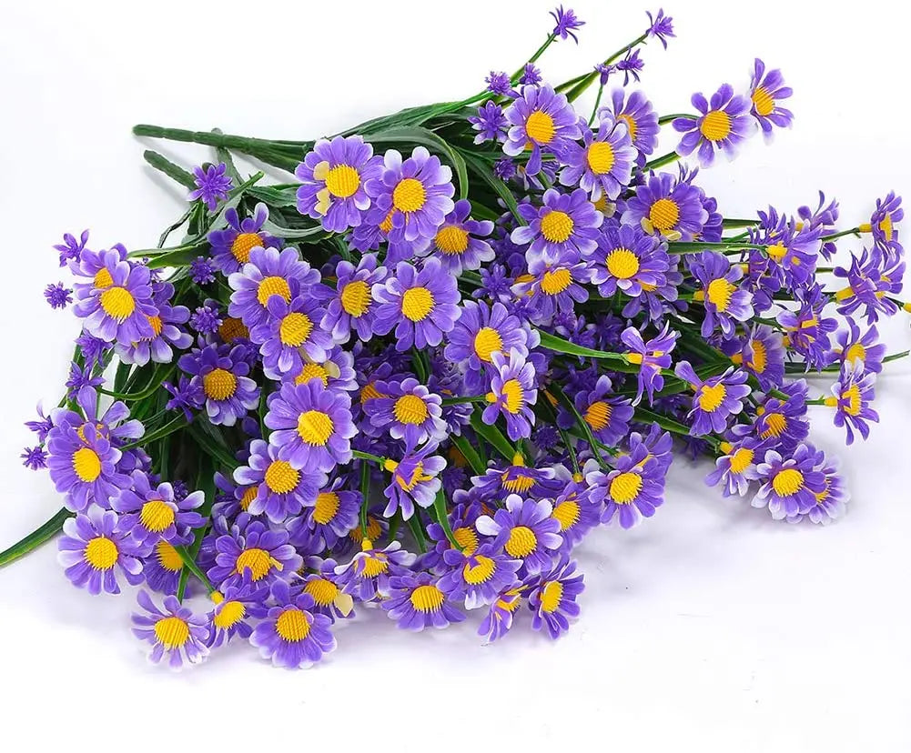 Bouquet aus lila und gelben künstlichen Margeriten zur Dekoration für drinnen und draußen.