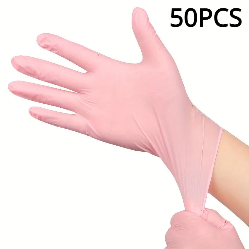 Eine Hand trägt eine rosa Einweg-Nitril-Haube gegen einen weißen Hintergrund.