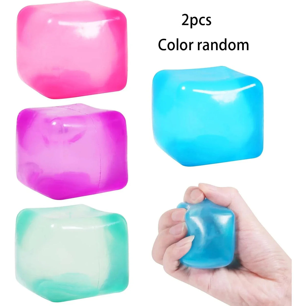 Zwei bunten Gel-Eiswürfel als Squishy-Spielzeug neben einer Hand