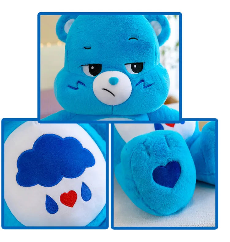 Peluche Kawaii Care Bears arcoíris azul con expresión triste, mostrando primeros planos de su cara y detalle del corazón.