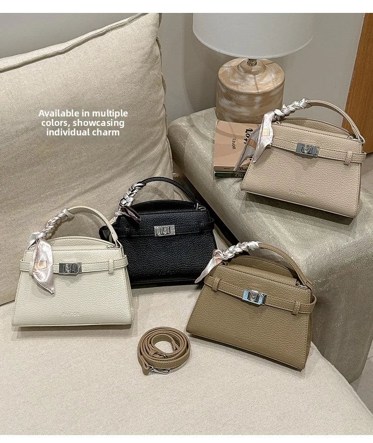 Eine Sammlung eleganter PU-Leder-Clutch-Taschen in verschiedenen neutralen Tönen auf einer hellen Stoffoberfläche.
