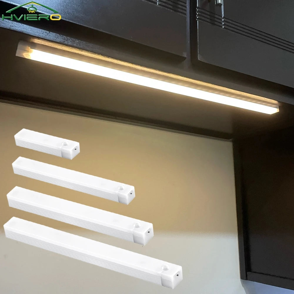 صف من قضبان إضاءة LED بيضاء مثبتة تحت خزانة، توضح تركيب ضوء ليلي بمستشعر حركة لاسلكي.