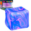 Un cube sensoriel marbré bleu et violet vif, à côté de son emballage.