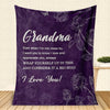 Violettes Blumenmuster-Decke mit dem Text: Oma, auch wenn ich nicht in engem Kontakt bin, will ich dir wissen, dass ich dich 