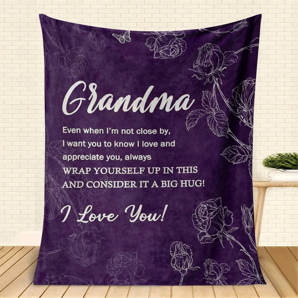 Violettes Blumenmuster-Decke mit dem Text: Oma, auch wenn ich nicht in engem Kontakt bin, will ich dir wissen, dass ich dich 