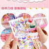 Hände reißen ein Blatt Kawaii-Cartoon-Tier-Scrapbook-Sticker auf, für einfache Verwendung.