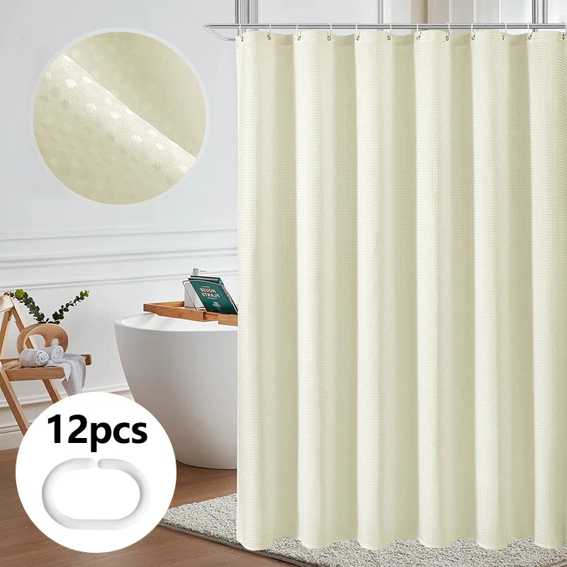 Cortina de ducha con patrón botánico y crema colgada en un baño
