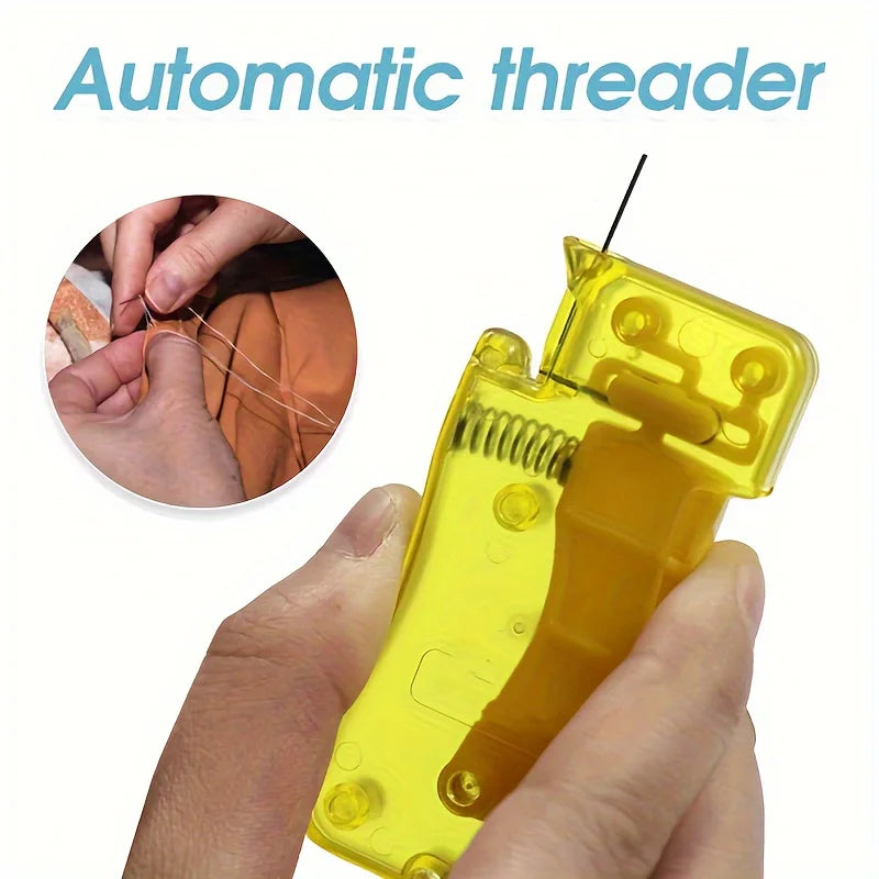 Une main tient un outil de filetage automatique jaune, démontrant son utilisation pour passer des aiguilles.