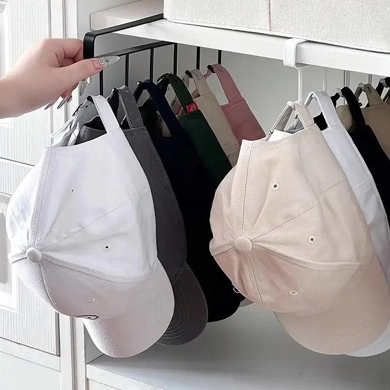 Weiße Wandhaken für Hüte mit sechs Haken, die verschiedene bunte Hüte zeigen.