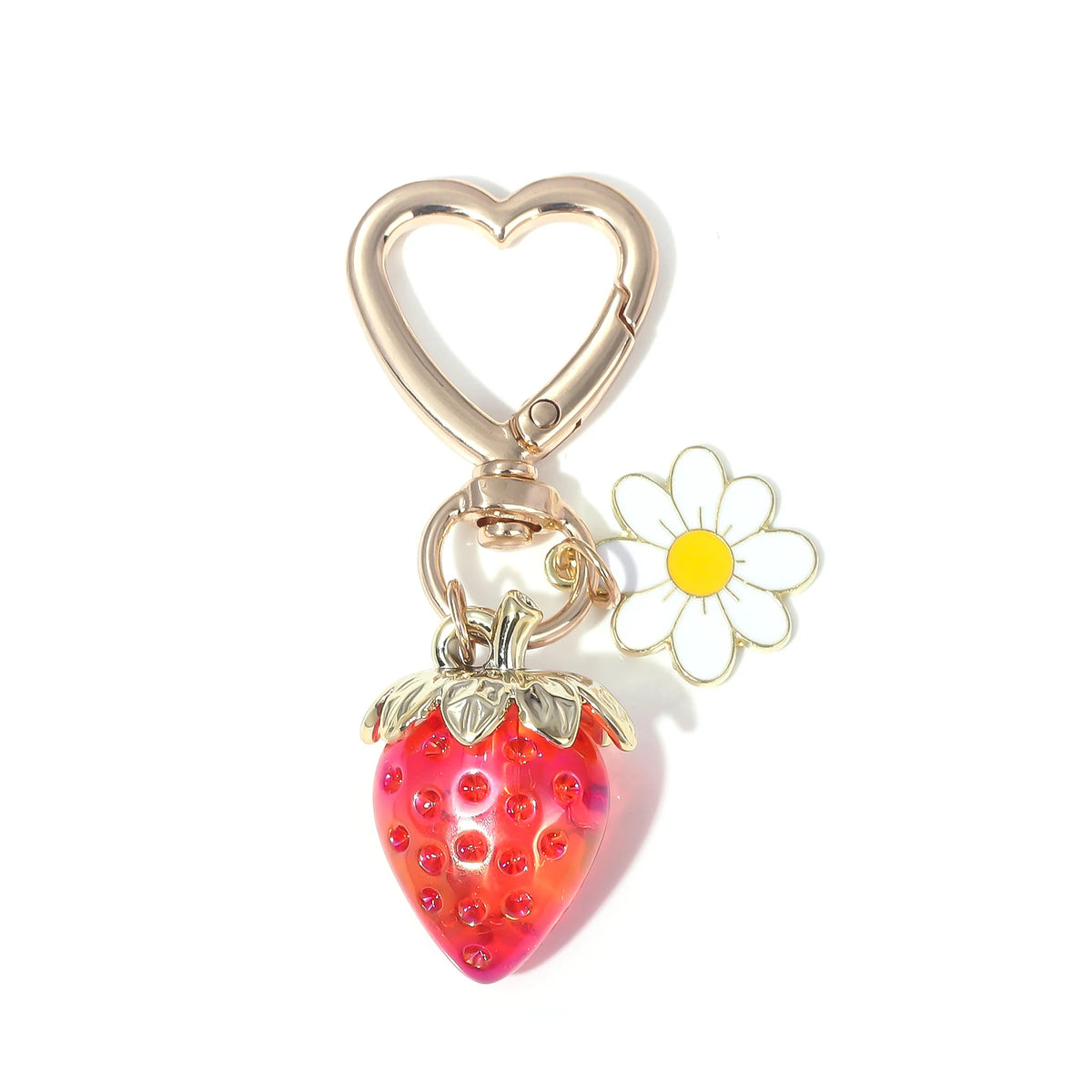 Charm de clé en forme de cœur doré avec une fraise rouge brillante.