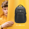 Un sac à dos d'ordinateur portable de voyage d'affaires gris foncé à côté du visage d'une personne sur un fond jaune.