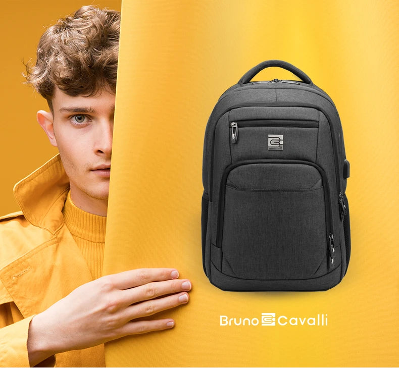 Un sac à dos d'ordinateur portable de voyage d'affaires gris foncé à côté du visage d'une personne sur un fond jaune.
