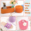 Eine Sammlung von orange- und lila Strickgarn, einschließlich Knäuel und einer fertigen gestrickten Tasche.