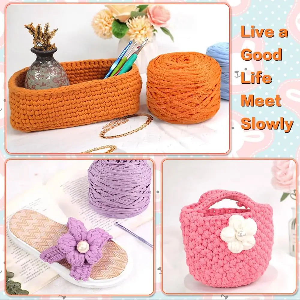 Eine Sammlung von orange- und lila Strickgarn, einschließlich Knäuel und einer fertigen gestrickten Tasche.