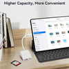 Laptop mit Dateimanagement-Oberfläche neben einem weißen USB-C-Cardreader und Speicherkarten auf einem Holzschreibtisch.