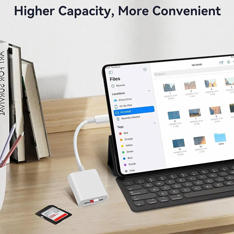 Laptop mit Dateimanagement-Oberfläche neben einem weißen USB-C-Cardreader und Speicherkarten auf einem Holzschreibtisch.