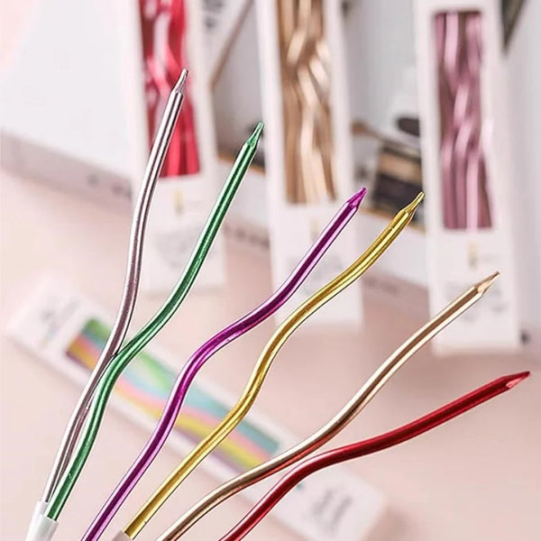 Eine Sammlung metallischer Twist-Kerzenaufsätze in verschiedenen Farben wie Silber, grün, lila, gold und rot.