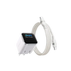 Un câble de charge blanc avec connecteur à côté d'un chargeur intelligent noir.