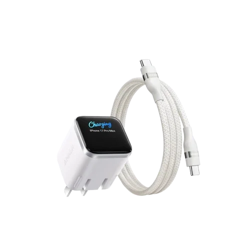 Un câble de charge blanc avec connecteur à côté d'un chargeur intelligent noir.