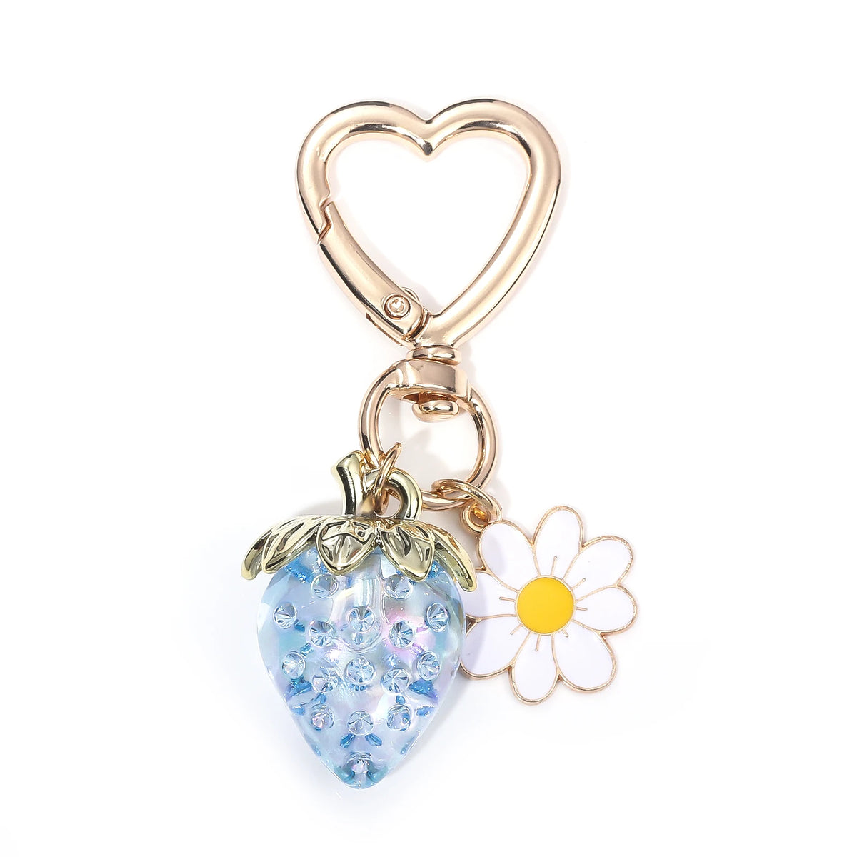 Charm de clé en forme de cœur or, avec une fraise en verre bleu clair et une fleur de marguerite blanche.