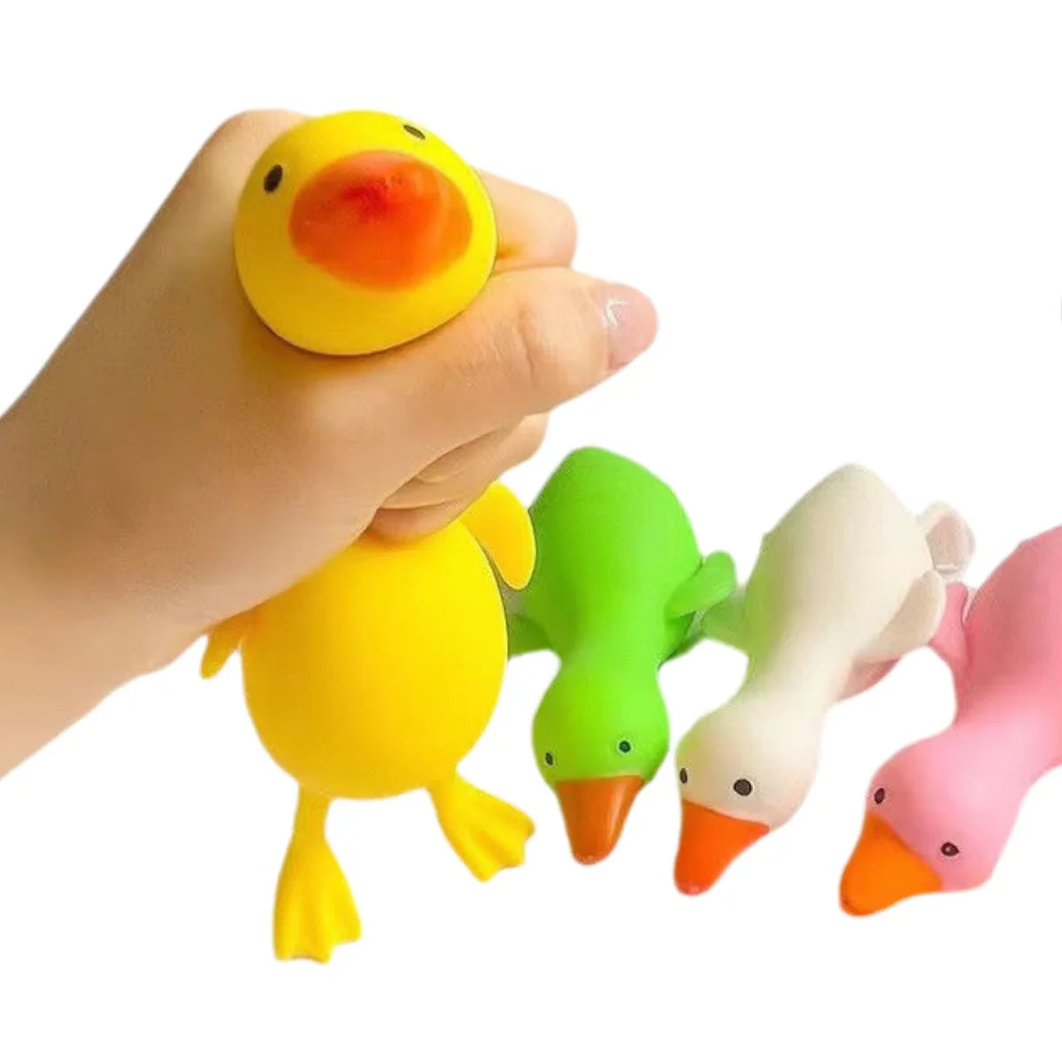 Eine Hand drückt einen gelben glitzernden Entenspielzeug zur Stressbewältigung.