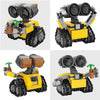Robot de juguete amarillo y negro hecho de bloques de construcción con grandes orugas y lentes de cámara.