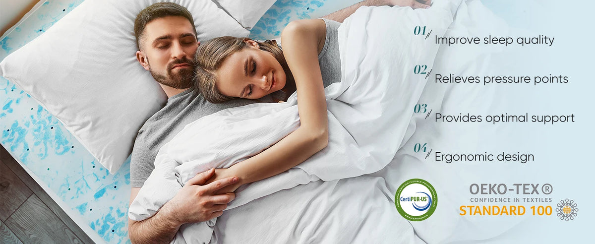 Una pareja relajándose en una cama con una almohada de espuma viscoelástica blanca, demostrando comodidad y soporte.