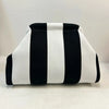 Clutch con rayas verticales negras y blancas, vista frontal.