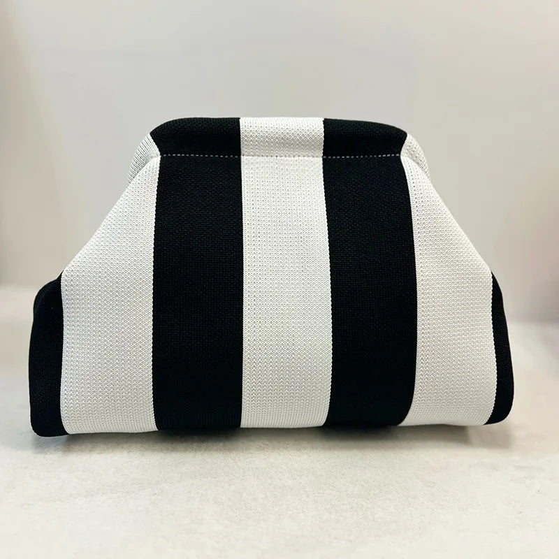 Clutch con rayas verticales negras y blancas, vista frontal.