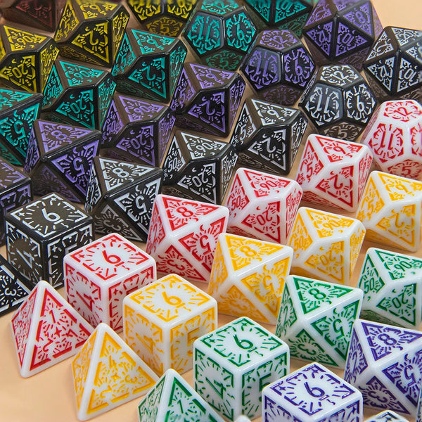 Collection de dés polyédriques à multiples faces de diverses couleurs et motifs pour les jeux de société.