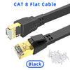 Schwarzes CAT 8 Flat Ethernet-Kabel mit Steckern in Nahansicht