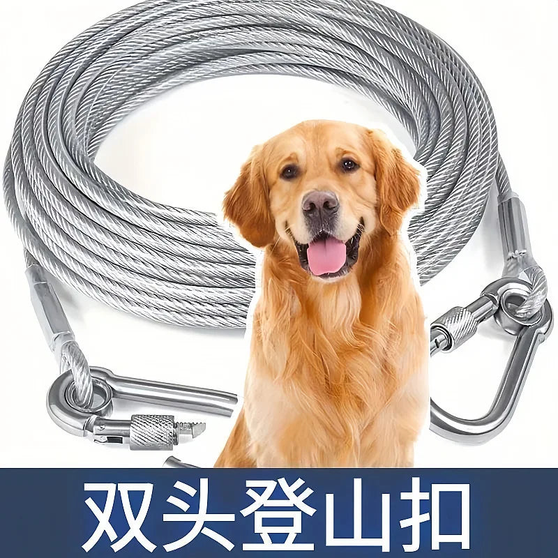 Un golden retriever junto a una cuerda de ropa de acero inoxidable resistente.