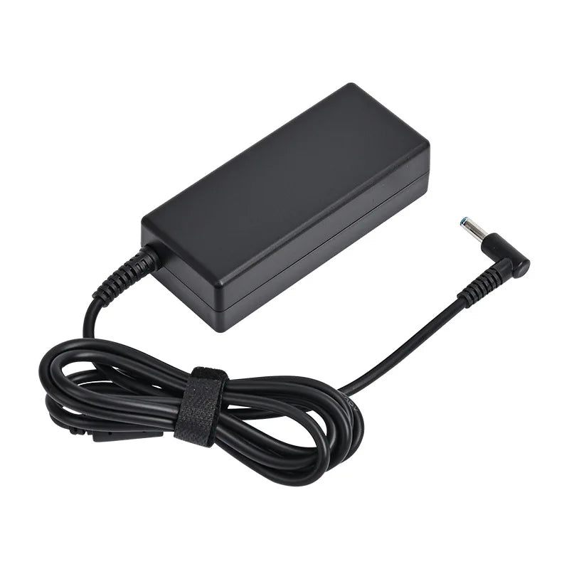 Schwarzes universelles Laptop-Netzteil mit gewickeltem Kabel und Stecker.