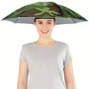 Une femme portant un chapeau parapluie à motif camouflage pour se protéger du soleil et de la pluie.