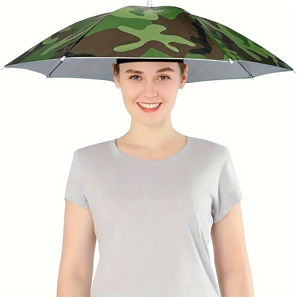 Une femme portant un chapeau parapluie à motif camouflage pour se protéger du soleil et de la pluie.