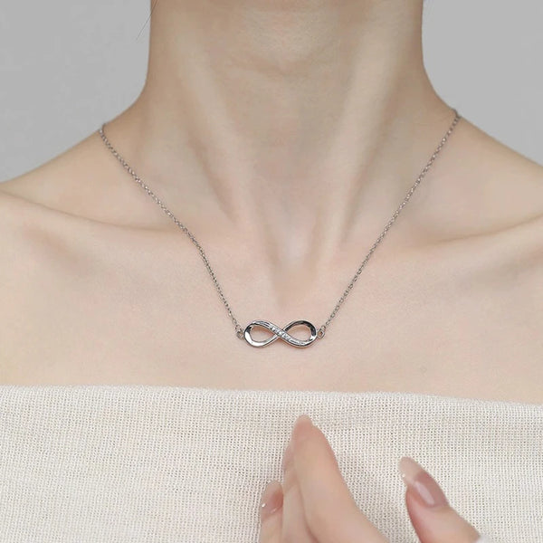 Un collier pendentif en acier inoxydable affiché autour du cou d'une personne.