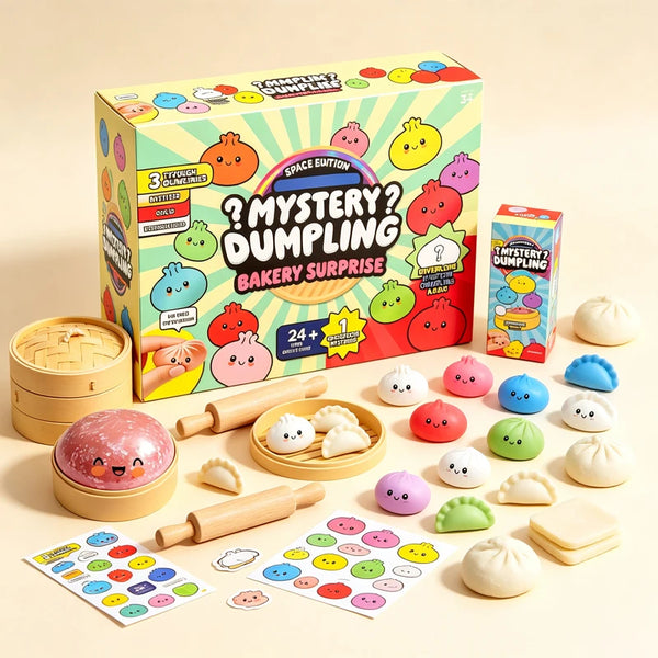 Une boîte de jouets anti-stress en forme de raviolis et diverses squishies en forme de dumplings sont exposées sur un fond cl