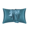 Funda de almohada de satén seda color verde azulado con detalle drapeado.