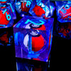 Gros plan d'un jeu de dés polyédriques de différentes couleurs, y compris bleu et rouge, posés sur une surface réfléchissante