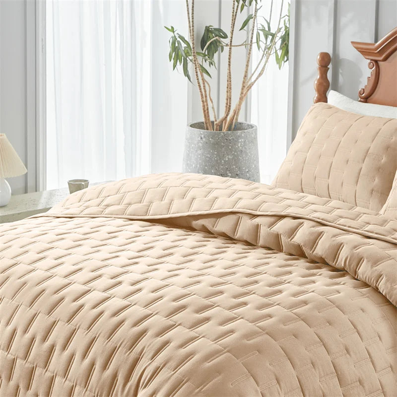 Lightweight All-Season Quilted Bedding Set with Pillow Shams