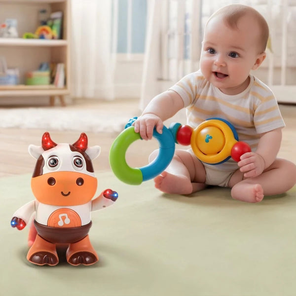 Un bebé interactuando con un juguete de vaca de peluche naranja y amarillo que tiene música e luces.