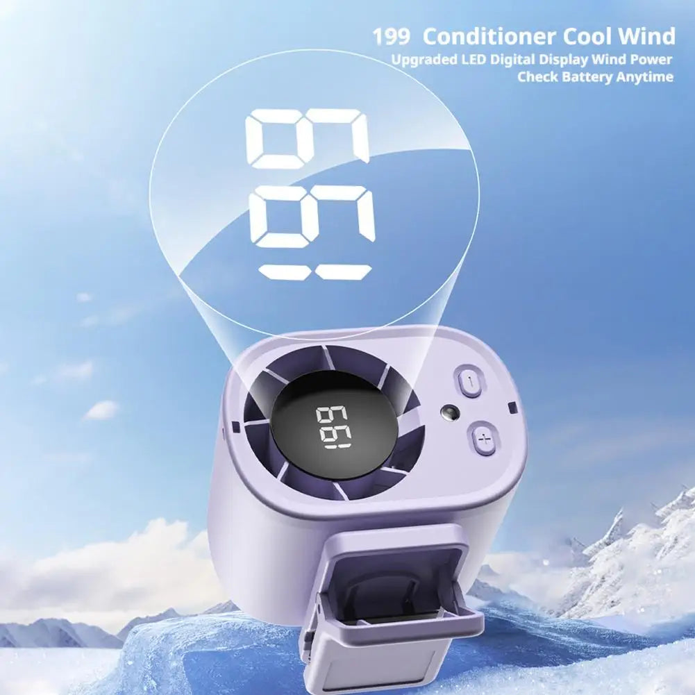 Ventilador portátil para coche con pantalla digital contra un fondo nevado exterior.